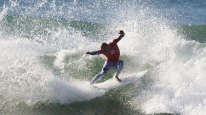 Daredevil surfer makes Guinness book after riding record wave