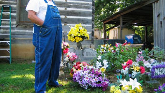 Alabama man fights for the right to bury his wife in front yard