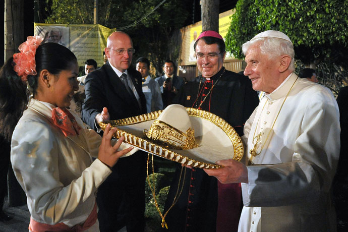 Pope Benedict XVI receives a sombrero in Leon.(AFP Photo / Osservatore Romano)