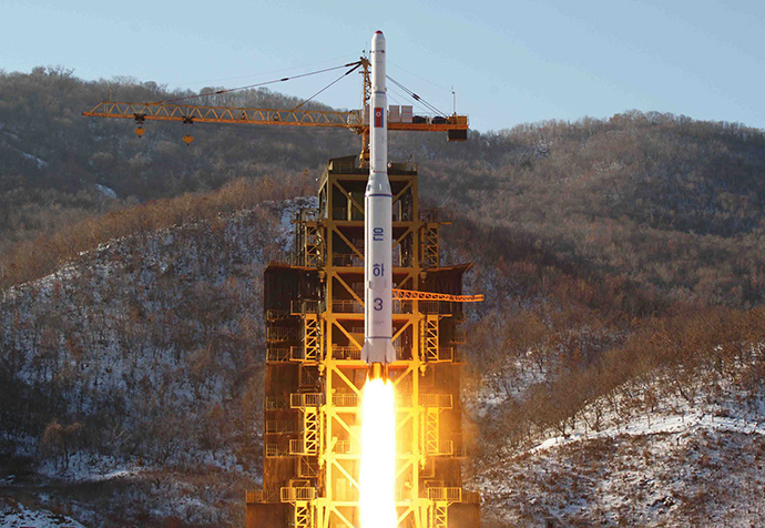 North Korean rocket Unha-3, carrying the satellite Kwangmyongsong-3, lifting off from the launching pad. (AFP Photo / KNS)