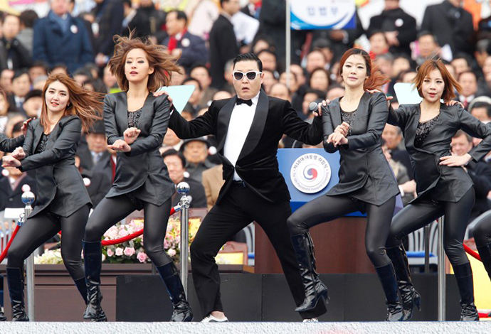 Singer Psy (C) performs during the inauguration ceremony of South Korea's new President Park Geun-Hye. (AFP Photo / Kim Hong-Ji)