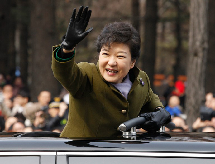 South Korea's new President Park Geun-Hye waves after her inauguration ceremony at parliament in Seoul on February 25, 2013. (AFP Photo / Kim Hong-Ji)