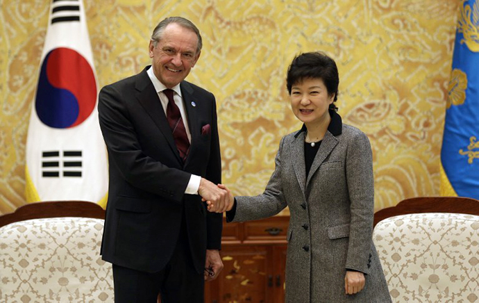 South Korean new President Park Geun-hye (R) shakes hands with UN Deputy Secretary-General Jan Eliasson before their meeting at the presidential Blue House in Seoul on February 26, 2013. (AFP Photo / Lee Jin-Man)