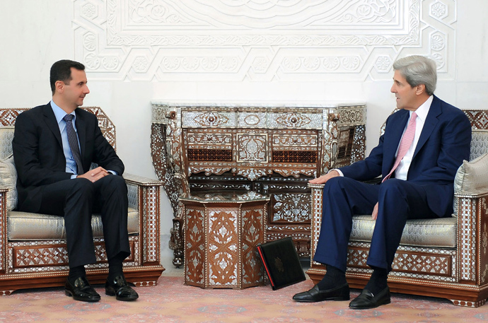 Bashar al-Assad (L) meeting with US Senator John Kerry at Al-Shaab palace in Damascus on April 1, 2010 (AFP Photo / HO)