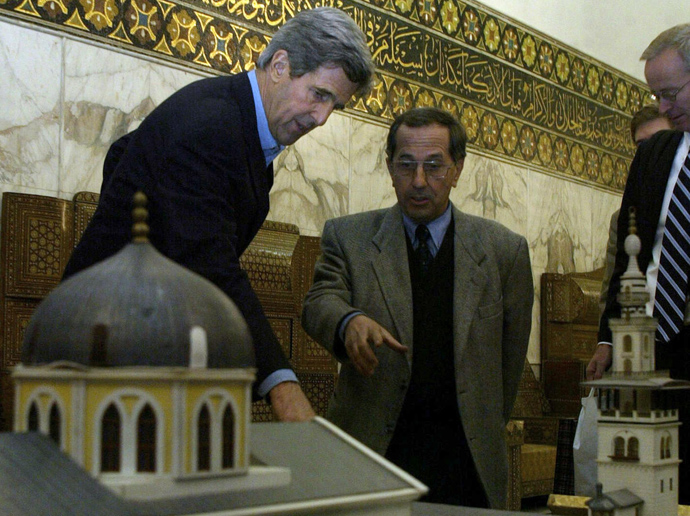 John Kerry (L) during his tour of the historic Umayad mosque in Damascus' Old City 08 January 2005 (AFP Photo / Louai Beshara)