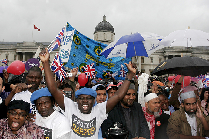 Demonstrators cheer during the migrant's day march for immigrant rights in Trafalgar Square, London. (Reuters / Luke MacGregor)