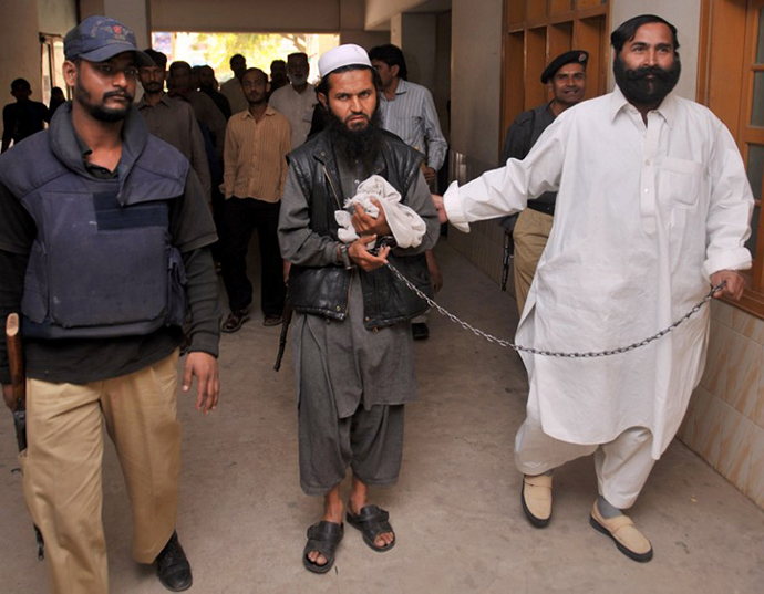 Pakistani police escort suspected Taliban commander Abdullah, alias Abu Waqas, (C) to a local court in Karachi on February 18, 2010. (AFP Photo / Rizwan Tabassum)