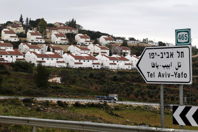 Houses in the Jewish settlement of Halamish are seen from a road near West Bank city of Ramallah (Reuters/Baz Ratner)