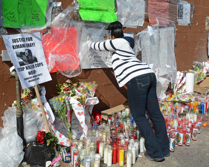 A friend of Kimani Gray signs a poster at a memorial for the 16-year-old boy March 15, 2013 in New York (AFP Photo / Don Emmert) 