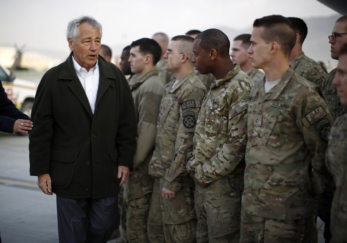 US Secretary of Defense Chuck Hagel (L) greets US Army troops on the tarmac of Kabul airport on March 11, 2013 before boarding a flight back to Washington. (AFP Photo)