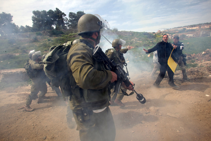 Palestinians argue with Israeli soldiers during clashes following a protest against the expropriation of Palestinian land by Israel on March 1, 2013 (AFP Photo / Hazem Badrer)
