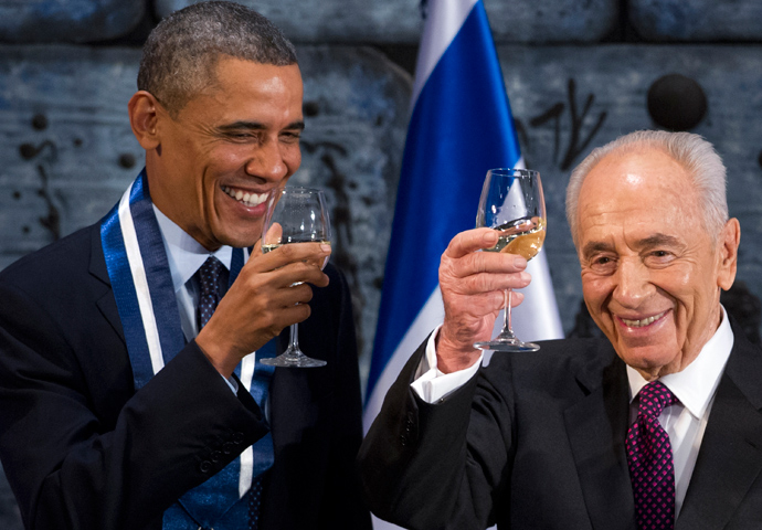Israeli President Shimon Peres (R) toasts US President Barack Obama after presenting him with the Presidential Medal of Distinction, the highest civilian honor in Israel, during an official State Dinner at the President's residence in Jerusalem, March 21, 2013 (AFP Photo / Saul Loeb)