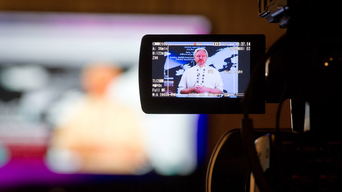 Whistleblowing website WikiLeaks founder Julian Assange (on the screen) speaks during a teleconference between London and Washington on April 8, 2013 in Washington, DC. (AFP Photo)