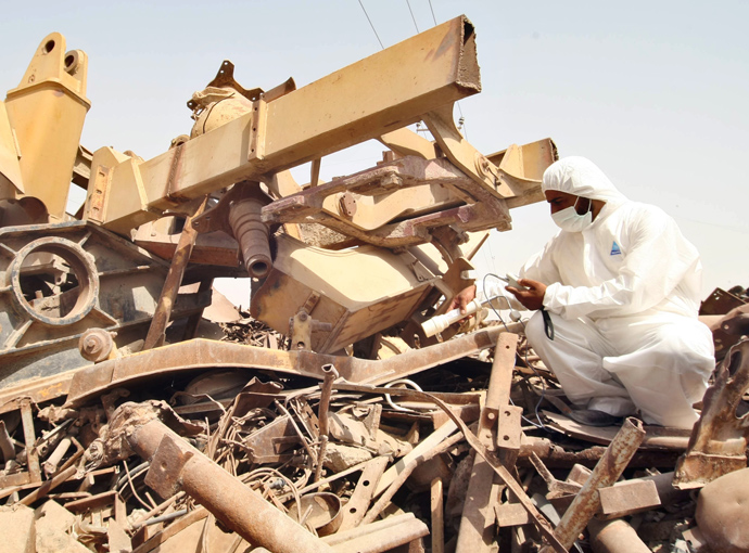 An Iraqi employee from the Ministry of the Environment wears white protective overalls, visits a dump to measure the level of contamination on the outskirts of the southern city of Basra, some 550 kms from Baghdad, on July 07, 2009 (AFP Photo / Essam AlL-SudaniI)