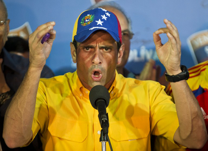Venezuelan presidential candidate Henrique Capriles speaks during a press conference in Caracas on April 15, 2013. (AFP Photo / Ronaldo Schemidt)