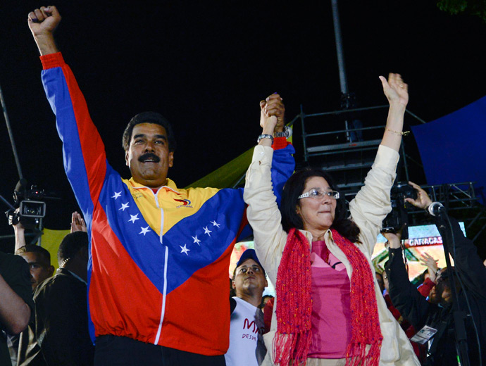 Venezuelan President elect Nicolas Maduro (L) celebrates with his wife Cilia Flores after knowing the election results in Caracas on April 14, 2013 (AFP Photo)