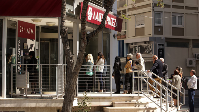 People queue up outside a branch of the Cyprus Popular Bank, Laiki in Nicosia (AFP Photo / Patrick Baz)