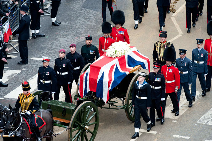 The coffin of British former prime minister Margaret Thatcher arrives on a gun carriage drawn by the King's Troop Royal Horse Artillery during her ceremonial funeral at St Paul's Cathedral in central London on April 17, 2013.(AFP Photo / David Crump)
