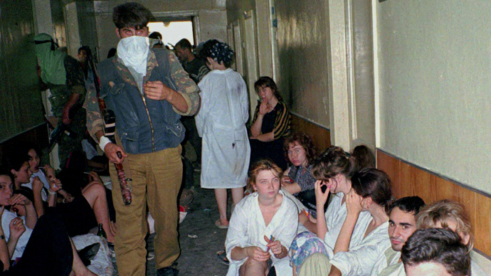 A Chechen rebel guard walks between rows of hostages in Budyonnovsk hospital, June 19, 1995. (Reuters)