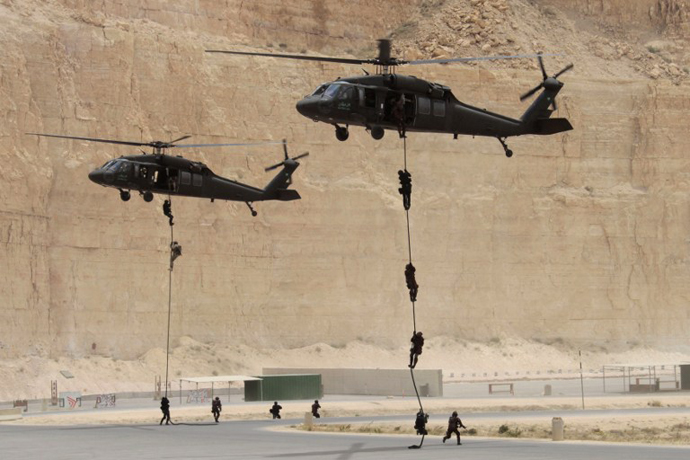 Jordanian and US special forces conduct fast-roping from a Black Hawk helicopter at the King Abdullah Special Operations Training Centre in Amman on May 27, 2012 during their "Eager Lion" military exercise. (AFP Photo / Khalil Mazraawi)