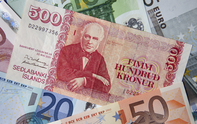 An Icelandic kronor note of 500 kronors is shown with various Euro notes in this photo illustration. (Reuters / Bob Strong)