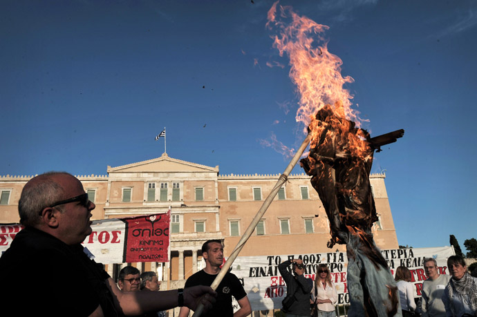 Protesters burn an effigy of a greek worker in front of the parliament in Athens on April 28, 2013. (AFP Photo)