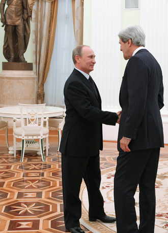 US Secretary of State John Kerry shakes hands with Russia's President Vladimir Putin before their talks in the Kremlin in Moscow, on May 7, 2013 (AFP Photo)