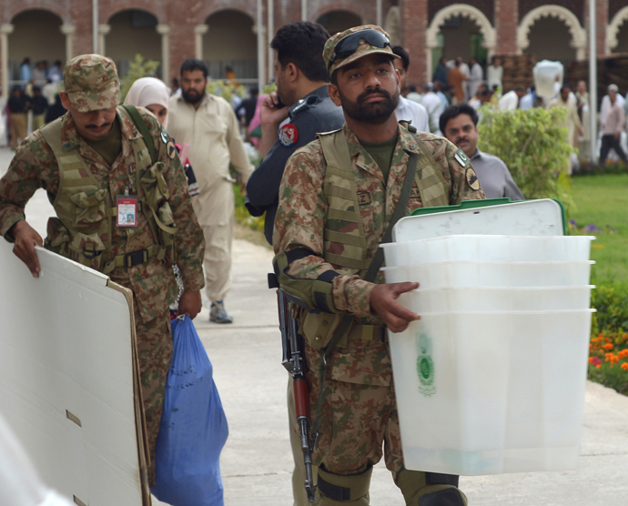 Pakistani army soldiers carry electoral materials for election presiding officers at the distribution point in Rawalpindi on May 10, 2013 (AFP Photo / Farooq Naeem)