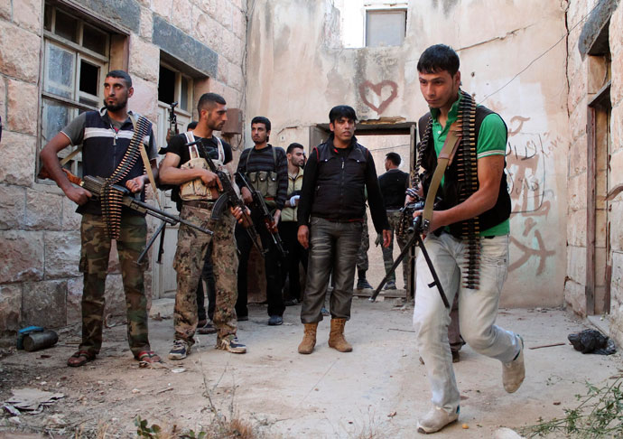 Free Syrian Army fighters prepare to raid a house in Daraa May 16, 2013. Picture taken May 16, 2013.(Reuters / Thaer Abdallah)