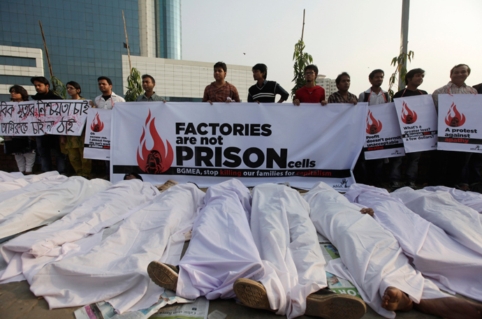 Activists of Magic Movement lie on the ground wearing traditional Muslim death robes as they stage a protest in front of Bangladesh Garment Manufacturers and Exporters Association (BGMEA) building in Dhaka November 29, 2012 (Reuters / Andrew Biraj) 