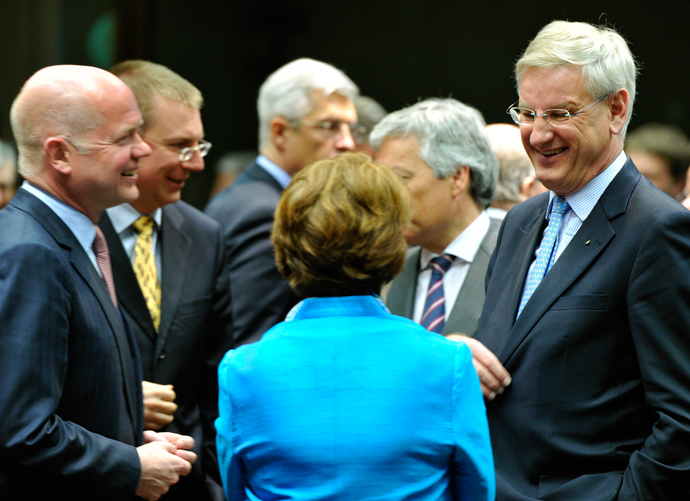 British Foreign secretary Willaim Hague (L) and Swedish Foreign Affairs minister Carl Bildt talk prior to the Foreign Affairs Council on May 27, 2013 at the EU Headquarters in Brussels (AFP Photo / Georges Gobet) 