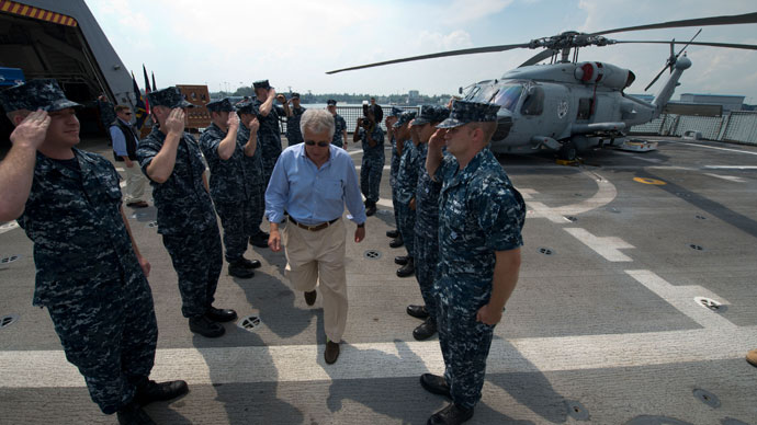 US Secretary of Defense Chuck Hagel (C) is piped off the USS Freedom (LCS 1) in Singapore, June 2, 2013.(AFP Photo / Erin A. Kirk-Cuomo)