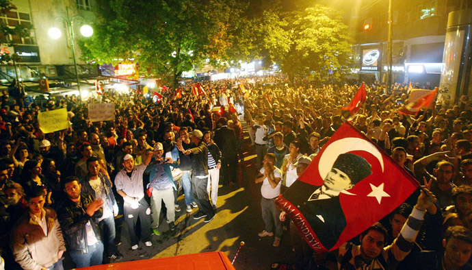 Anti-government protesters shout slogans and wave Turkish national flags during a demonstration in central Ankara June 6, 2013 against the Islamic-rooted government of Prime Minister Recep Tayyip Erdogan. (AFP Photo)