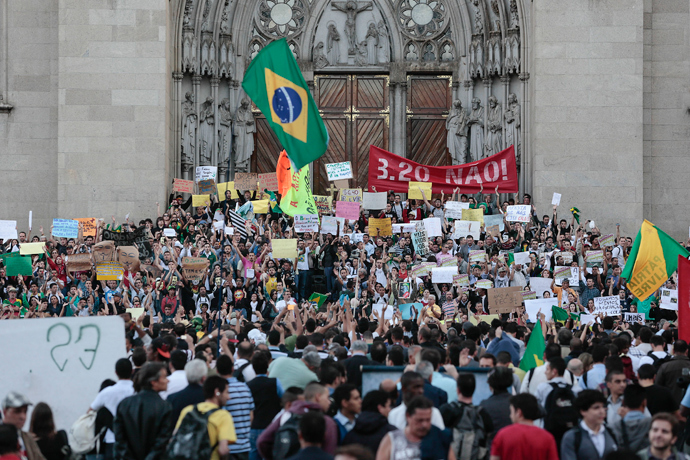 Students take part in a demonstration at Praca da Se, in Sao Paulo, Brazil on June 18, 2013 (AFP Photo / Miguel Schincariol) 