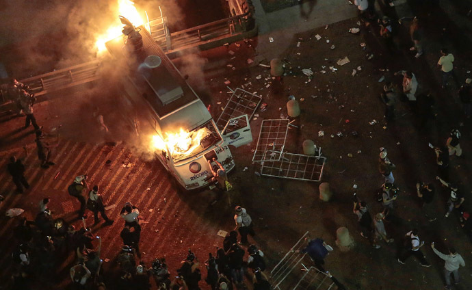 A vandalized press car from TV Record burns during a student demonstration in front of the City Hall in Sao Paulo, Brazil on June 18, 2013, against a recent rise in public bus and subway fare from 3 to 3.20 reais (1.50 USD). (AFP Photo)