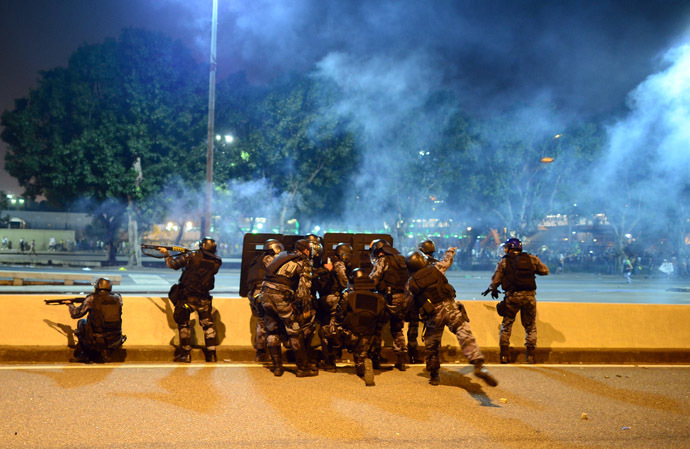  Anti riot police officers fire rubber bullets after clashes erupted during a protest against corruption and price hikes, on June 20, 2013, in Rio de Janeiro. (AFP Photo)