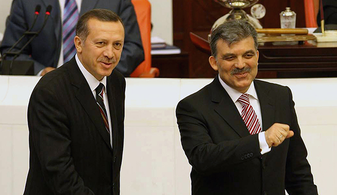 Turkish Prime Minister Recep Tayyip Erdogan (left) and Abdullah Gul (right), foreign minister and the ruling party's candidate, vote together during presidental elections at the parliamnet in Ankara, 27 April 2007. (AFP Photo)