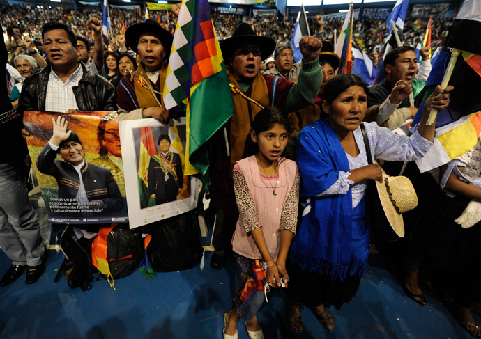 Members of social organizations attend the welcoming gathering in honour of Bolivia's President Evo Morales (out of frame) following his arrival from Europe, in the Bolivian central city of Cochabamba, on July 4, 2013 (AFP Photo / Jorge Bernal)
