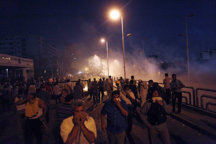 Egyptian supporters of the Muslim Brotherhood rallying in support of deposed president Mohamed Morsi run for cover during clashes with police outside the elite Republican Guards base in Cairo early on July 8, 2013. (AFP Photo)