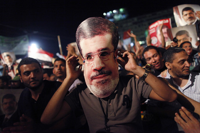 Muslim brotherhood members and ousted Egyptian president Mohammed Morsi supporters shout religious and political slogans while holding his portrait as thousands rally in his support at Raba Al Adaawyia mosque on July 4, 2013 in Cairo, Egypt. (AFP Photo)