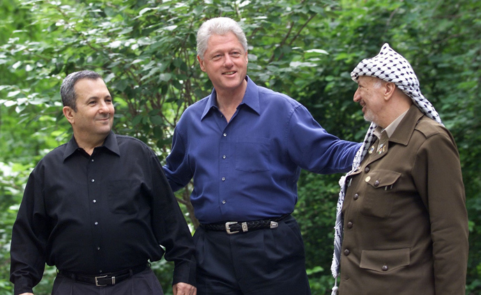 Israeli Prime Minister Ehud Barak (L), US President Bill Clinton (C), and Palestinian leader Yasser Arafat pause for a photo as they tour Laurel Cabin, the site where former Egyptian President Anwar Sadat, former Israeli Prime Minister Menachem Begin, and US President Jimmy Carter conducted peace talks in 1978, during the Middle East Peace Summit 11 July 2000 at Camp David, Maryland, the US presidential mountain top retreat (AFP Photo)