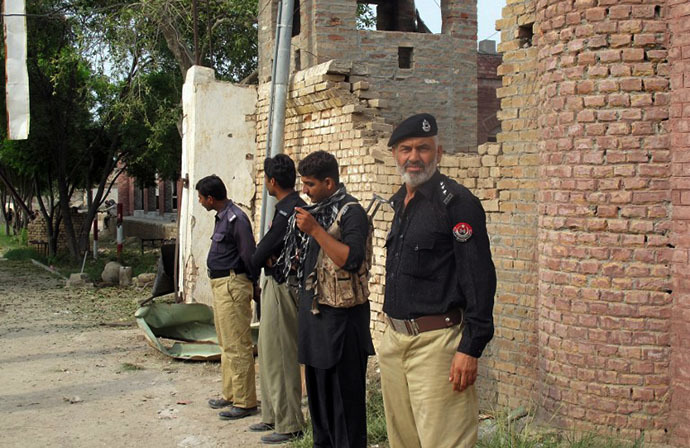 Pakistani policemen stand outside the Central Prison after an overnight armed Taliban militant attack in Dera Ismail Khan, in Khyber Pakhtunkhwa province on July 30, 2013. (AFP Photo)
