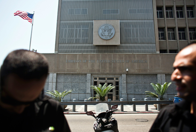 Security personnel for the U.S. embassy stand in front of the embassy in Tel Aviv (Reuters / Nir Elias)