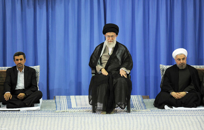 A handout picture released by the official website of the Iranian supreme leader Ayatollah Ali Khamenei on August 3, 2013, shows Khamenei (C) during a ceremony officially endorsing moderate cleric Hassan Rowhani (R) in the capital Tehran, as former president Mahmoud Ahmadinejad (L) sits by. (AFP Photo)