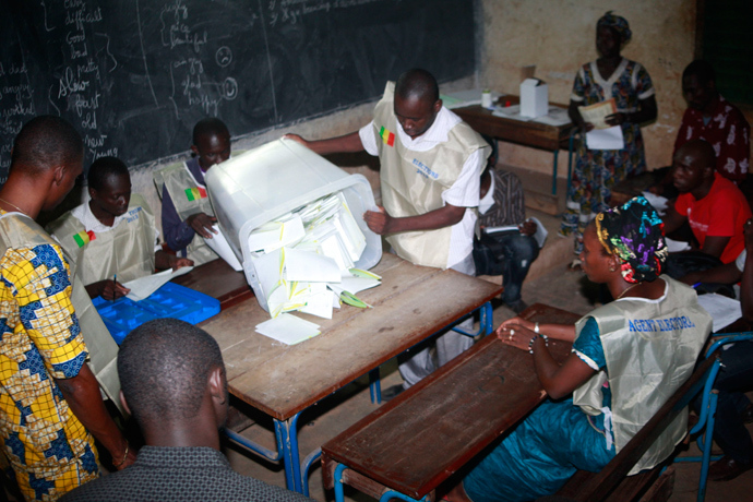 Electoral agents count the votes at a polling station on July 28, 2013 in the Malian capital Bamako (AFP Photo)