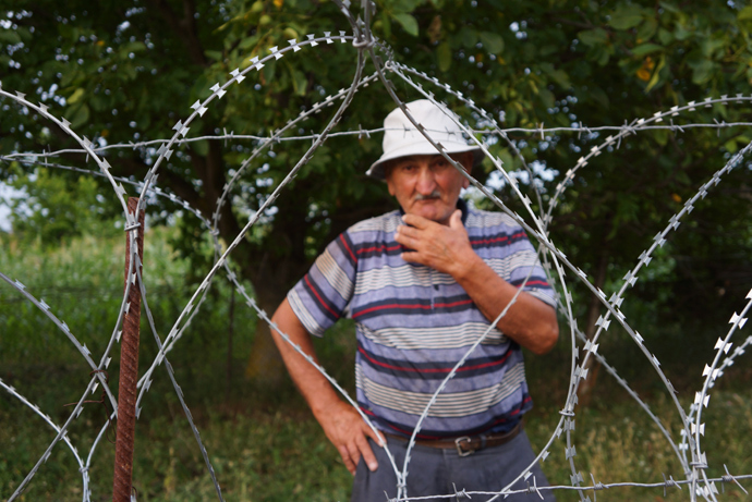 This 80-year-old Georgian man is separated from Georgia by barbed wire (RT Photo / Nadezhda Kevorkova)