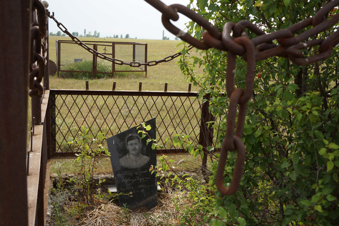 A Georgian gravestone separated from Georgia itself (RT Photo / Nadezhda Kevorkova)