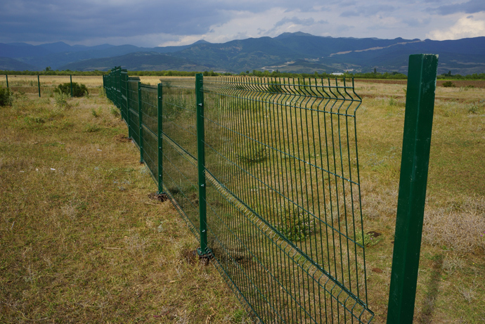 Georgian farmers don't understand why the border fence zigzags through the field (RT Photo / Nadezhda Kevorkova)