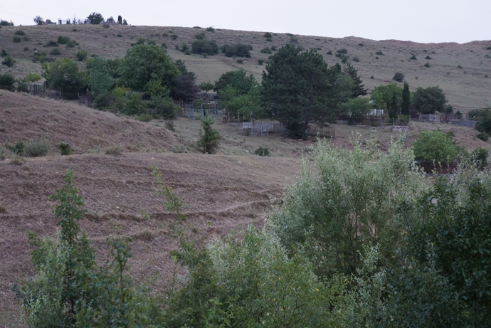 In Khurvaleti, the graveyard was split up by the border (RT Photo / Nadezhda Kevorkova)