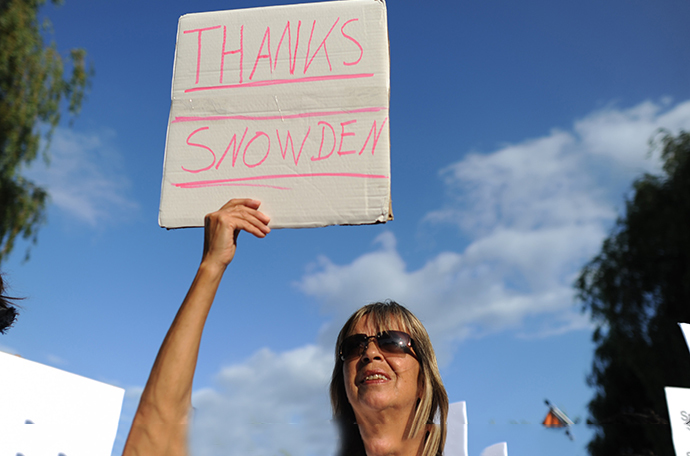 A demonstrator holds a posters aying 'thank you' to U.S intelligence contractor Edward Snowden during a protest (AFP Photo / Angelika Warmuth)